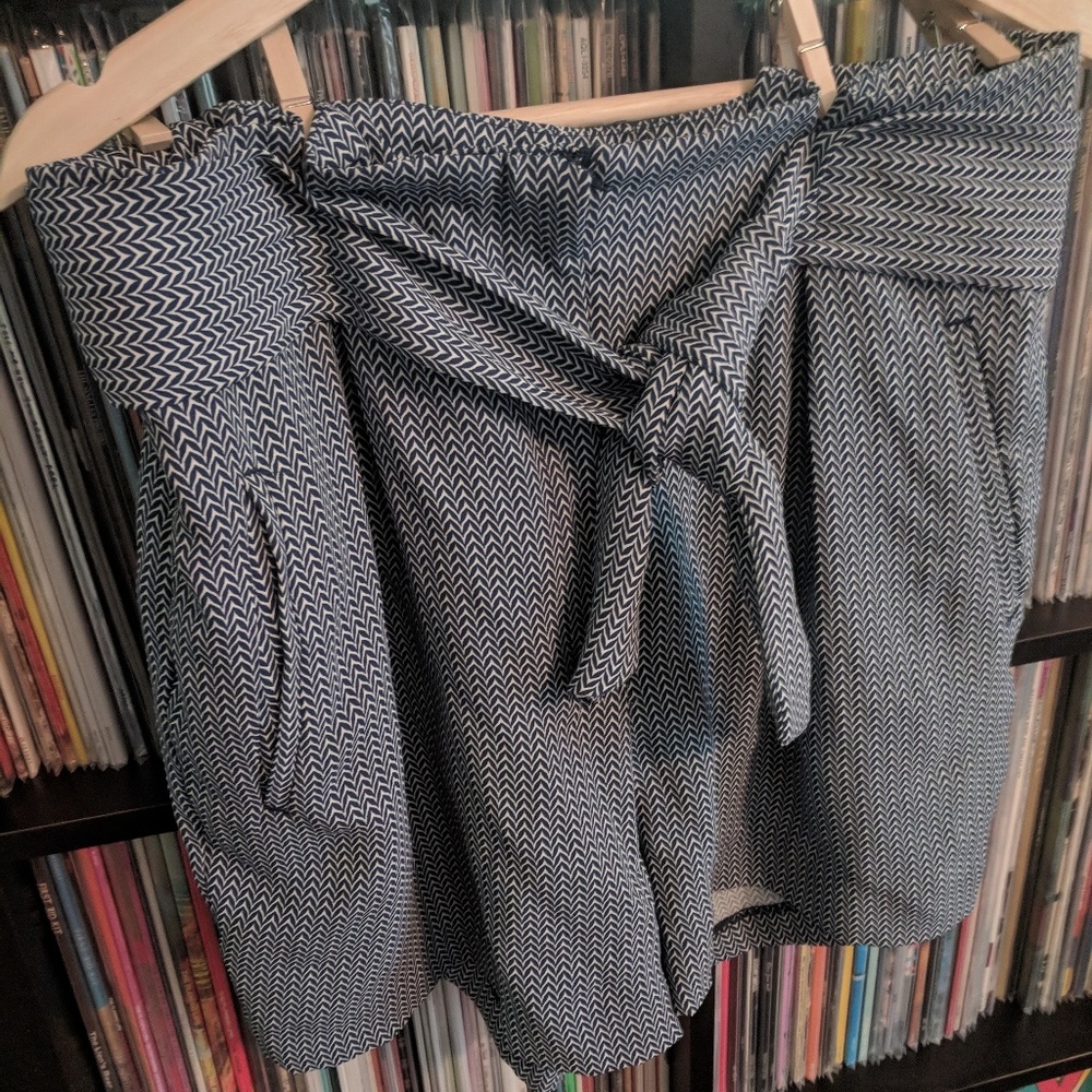 **SOLD** H&M Tie Waist Pattern Shorts